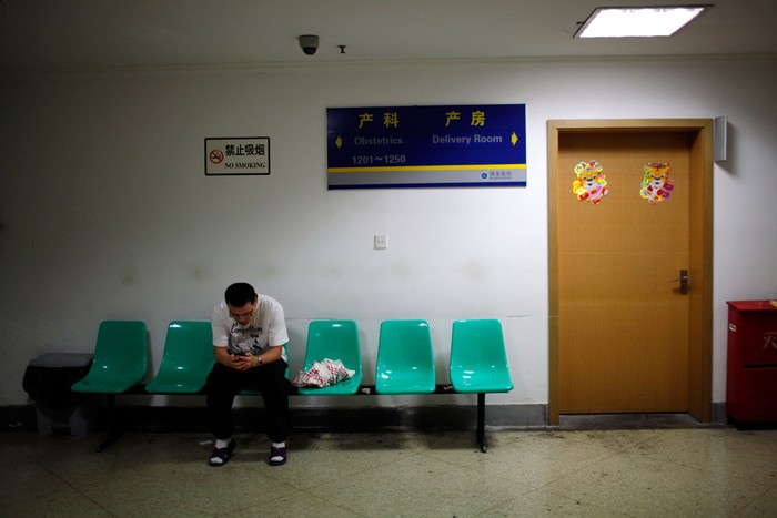 Phòng đợi của người nhà sản phụ ở bệnh viện Ruijin, Thượng Hải, Trung Quốc.